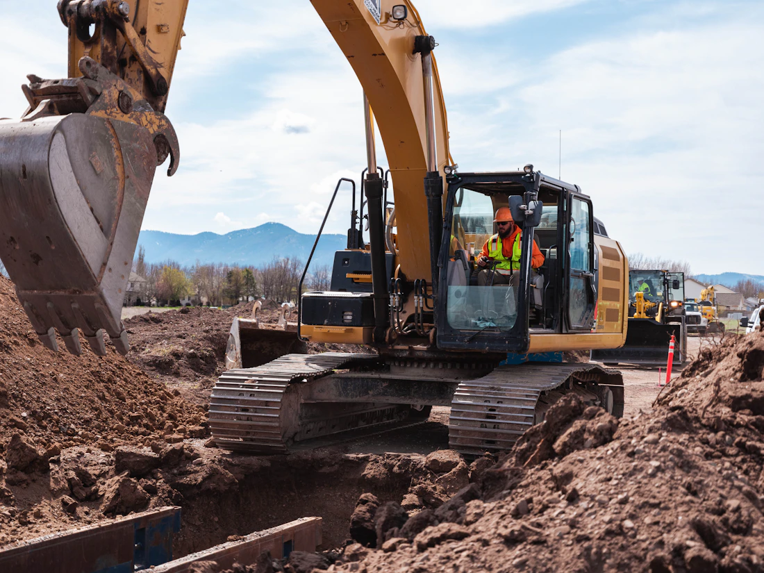 Excavadora trabajando en una obra de construcción